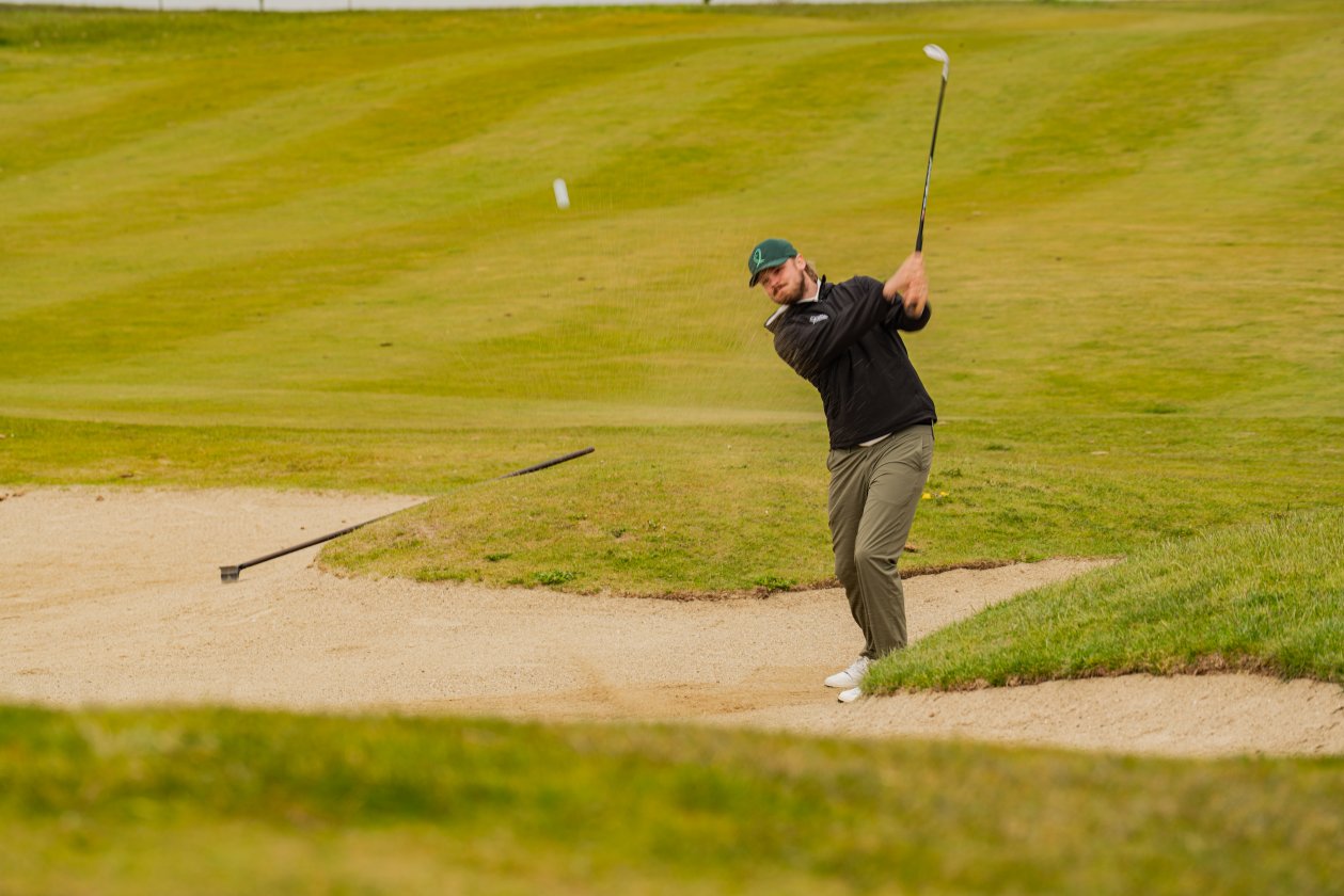 Golfista jugando desde un búnker