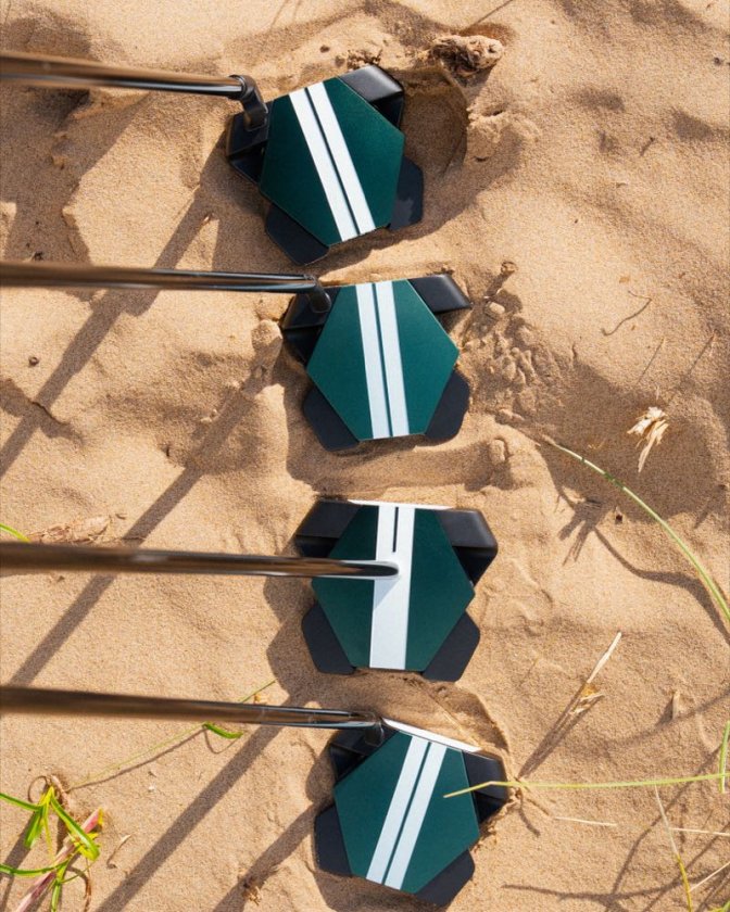 Putters Odyssey TRTL vistos desde arriba con dos líneas de alineación paralelas