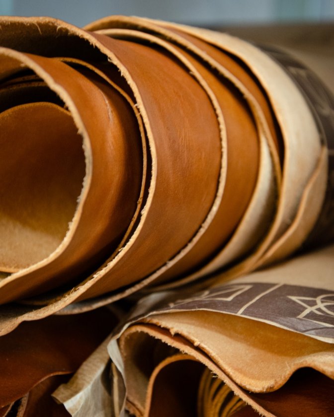 Rollos de cuero curtido al vegetal de una curtiduría de la Toscana